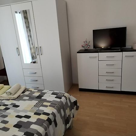 Apartments Erika Pula Luaran gambar